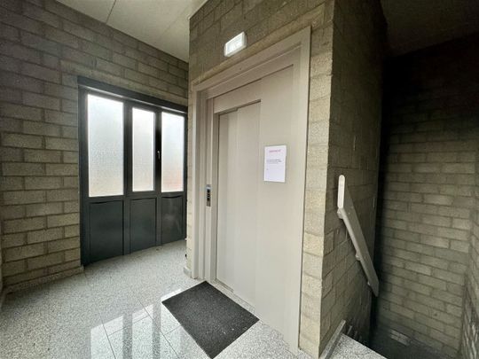 Zeer ruim duplex-appartement met 2 slaapkamers en 2 autostaanplaatsen gelegen aan de Markt van Maaseik. - Foto 1