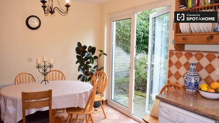 Lovely room in 3-bedroom house in Terenure, Dublin - Photo 5