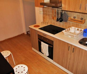 Spacious room with double wardrobe in the Eixample - Photo 2