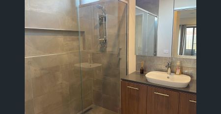 Large family home in the heart of Mount Duneed. - Photo 4