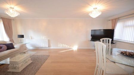 4 bedroom detached house to rent - Photo 2