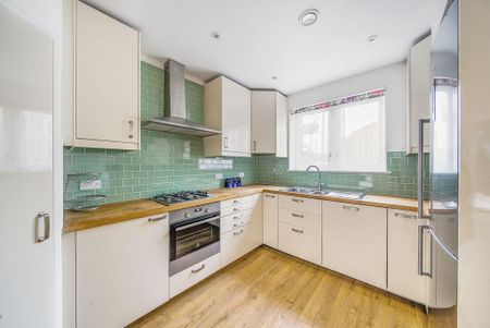 4 bedroom end of terrace house to rent - Photo 5