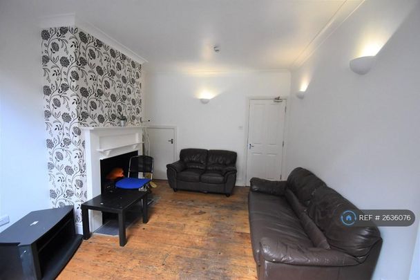 6 bedroom semi-detached house to rent - Photo 1