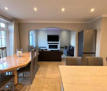 4 bedroom detached house to rent - Photo 2