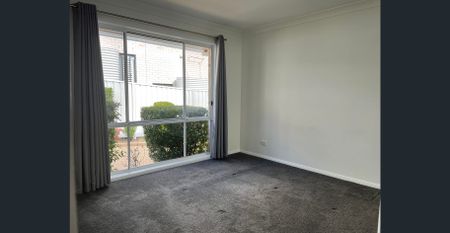 Renovated villa within walking distance to Coles and lake - Photo 3