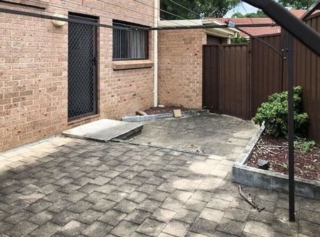 Spacious Three Bedroom Townhouse With Air Conditioning - Photo 5