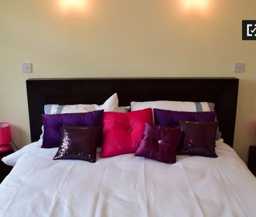 Ensuite room in 3-bedroom apartment in Ballinteer, Dublin - Photo 4