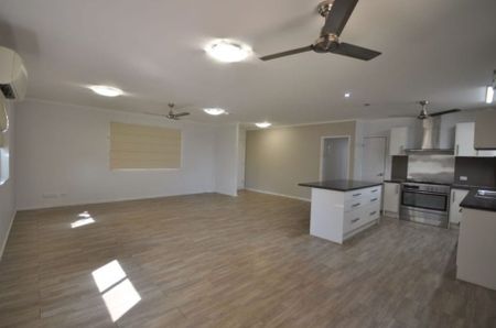 Entertainers Delight! MASSIVE Brick 4x2 Family Home! - Photo 4