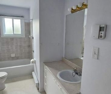 5 1/2, propre, tranquille et près de tous les services. - Photo 4