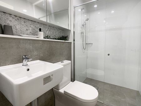 Spacious & Modern Apartment - Photo 4