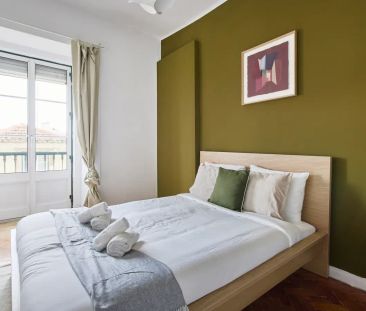 Room in a shared 4-bedroom apartment for rent in Lisbon. - Foto 1