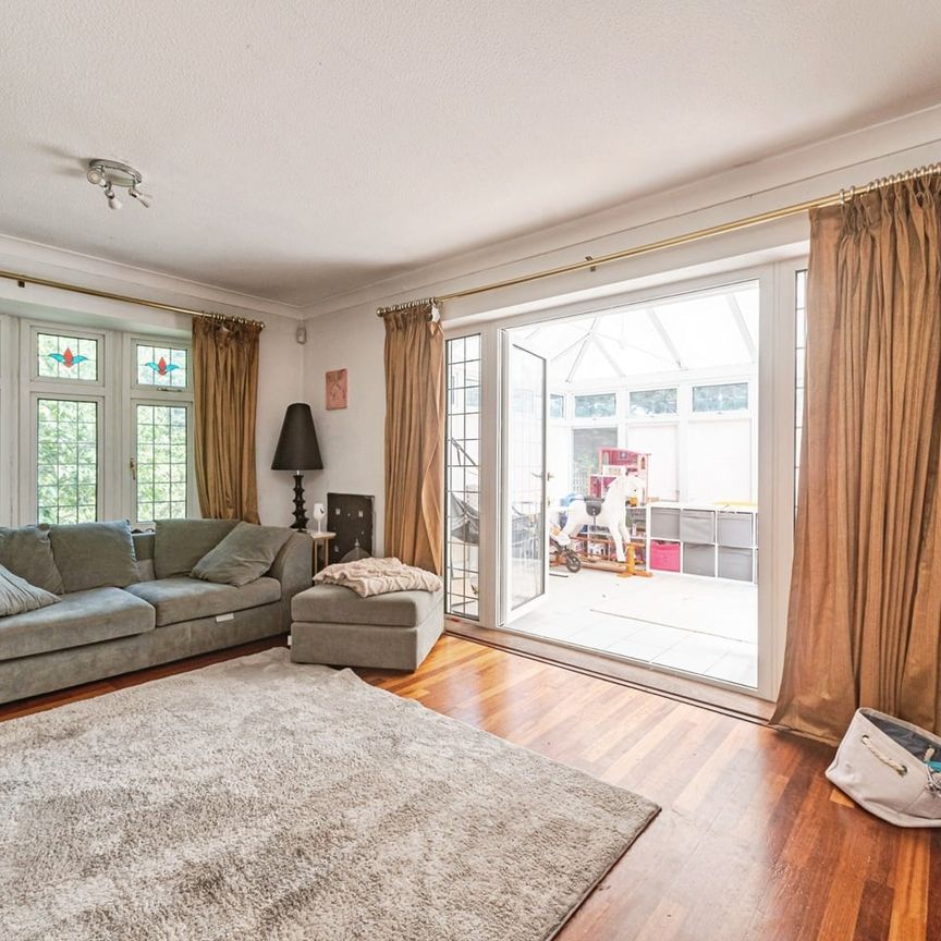 3 Bed Detached House, The Horse Close, RG4 - Photo 1