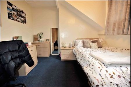 4 Bedroom 2 Bathroom House Hyde Park - Photo 3