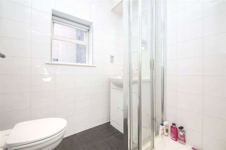 A large four double bedroom apartment situated in a perfect Islington location on Upper Street. - Photo 4