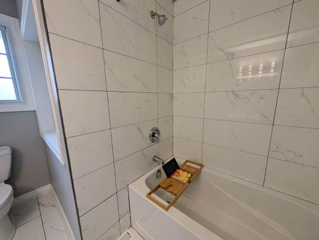 Bright and Comfortable 3-Bedroom Unit in Niagara Falls! - Photo 5