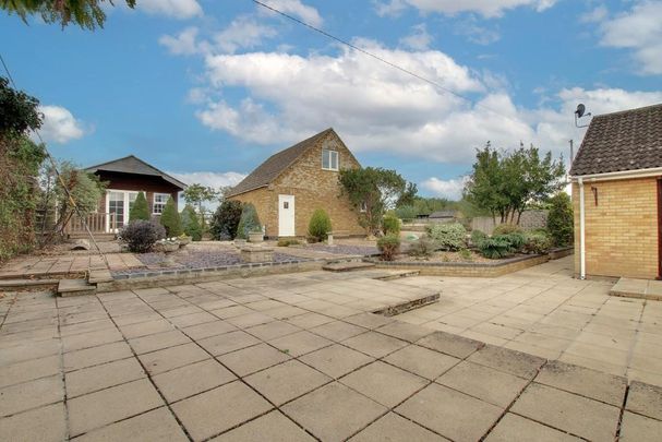 4 bedroom detached bungalow to rent - Photo 1