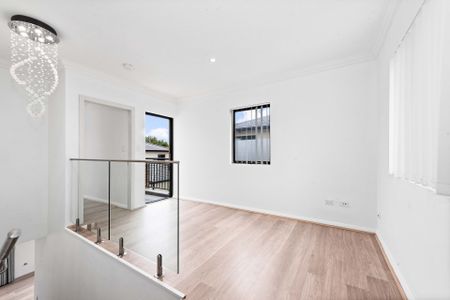 Secure & Spacious Ryde Townhouse - One Occupant Must Be 55+ - Photo 4