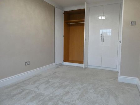 2 bedroom mews to rent - Photo 4