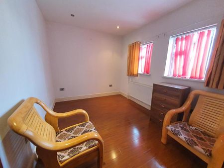 3 bedroom flat to rent - Photo 4