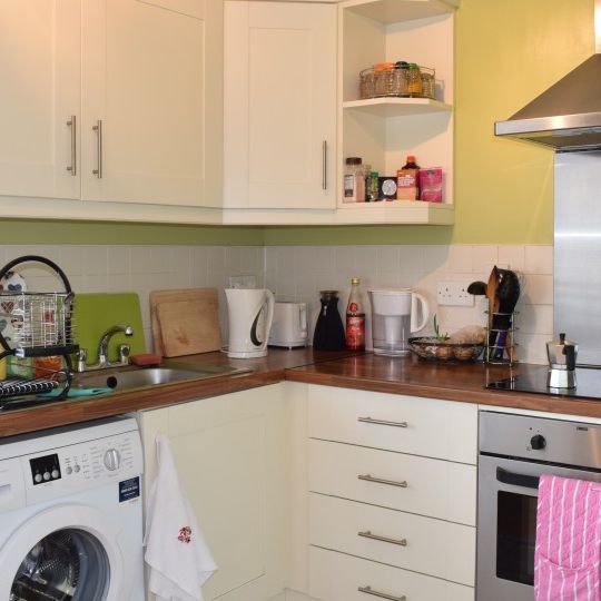 Decorated room in 3-bedroom apartment in Dublin - Photo 1