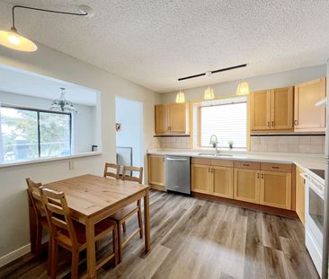 260 Sandstone Place Northwest, Calgary - Photo 2