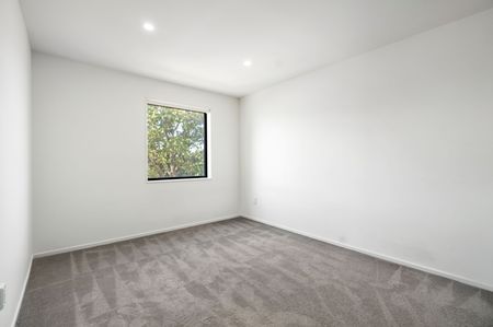 Four Bedroom Townhouse - Photo 2