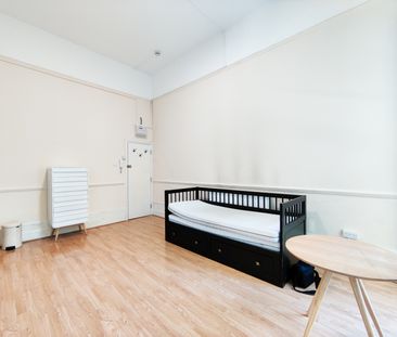 A Stylish First-Floor Studio Apartment with Balcony in Courtfield G... - Photo 4