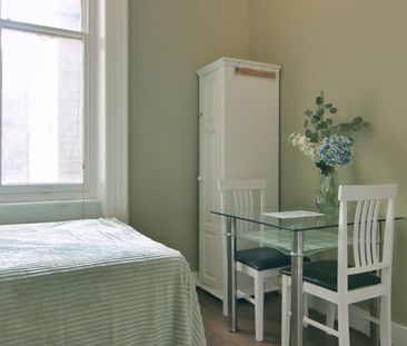 Bedsit, Hogarth Road, SW5 - Photo 1