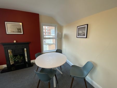 Top Floor Apartment to rent in Southsea just minutes from the picturesque Southsea Seafront and Canoe Lake. - Photo 2