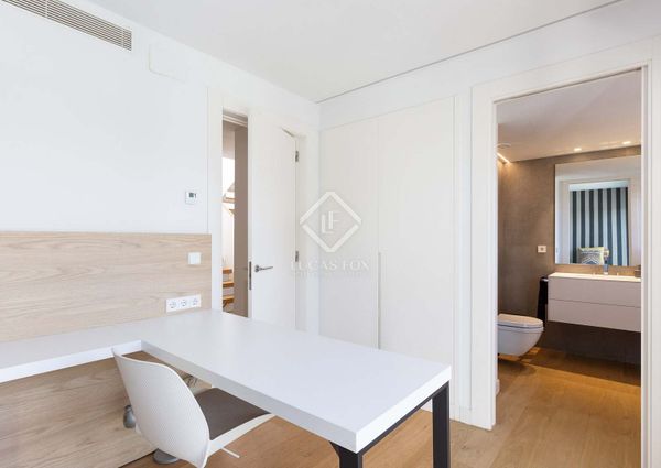Excellent 5-bedroom house with 52 m² terrace for rent in Gavà Mar, Barcelona