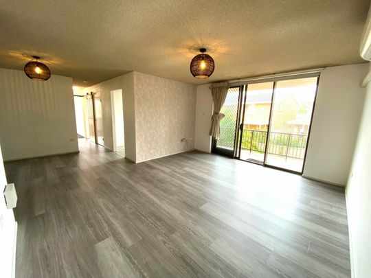 MODERN 2 BEDROOM UNIT CLOSE TO EVERYTHING - Photo 1