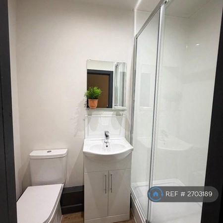 1 bedroom in a house share to rent - Photo 4