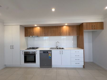 Stylish & Newly Built 2-Bedroom Duplex in Lochinvar - Photo 4