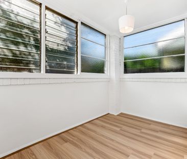 Beautifully Renovated Apartment in a Quiet Complex - Photo 2