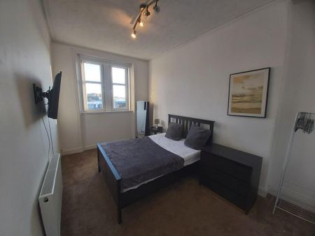 4 bedroom semi-detached house to rent - Photo 4