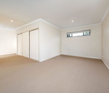 INNER CITY TOWNHOUSE - Photo 2