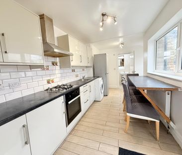 Three bedroom house close to King Georges Hospital - £2250 - Photo 4