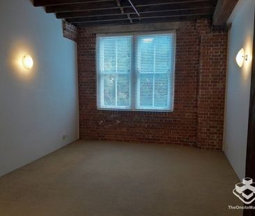 LOCATION! LOCATION! - Photo 4