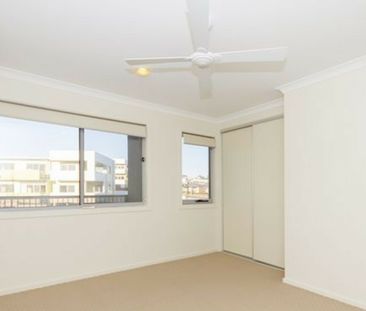 Light Filled Spacious Townhouse - Photo 2