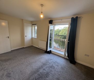 Two Double Bedrooms House with Waterfront Views, Close to Rail Links - Photo 1