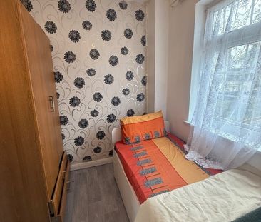 3 Bed Terraced House, London, E14 - Photo 4