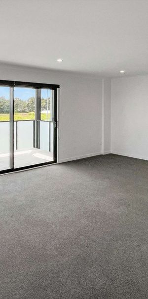 Modern 2-Bedroom Apartment in Flat Bush! - Photo 1