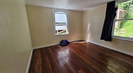 Spacious 5-Bedroom Family Home - Photo 3