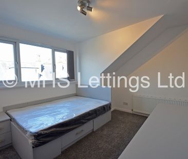 4 Bedroom Mid Terraced House for rent in Hessle Terrace - Photo 3