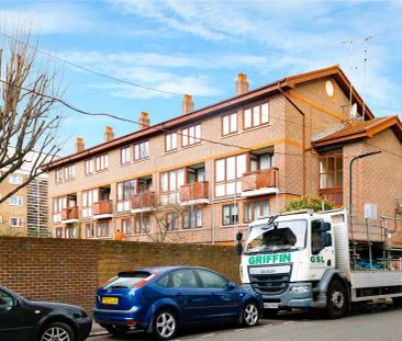 3 bedroom flat in London - Photo 5