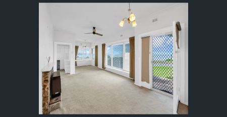 Absolute Sea Front with Vintage Charm - Photo 5