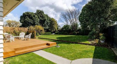 Sunny, Warm and Private 3-Bedroom Home - Photo 5