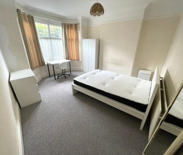 5 bedroom end of terrace house to rent - Photo 1