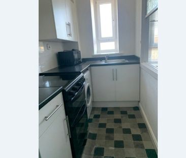 Flat to rent on - Photo 2