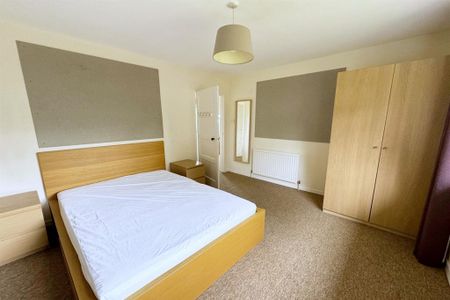 4 bedroom semi-detached house to rent - Photo 3